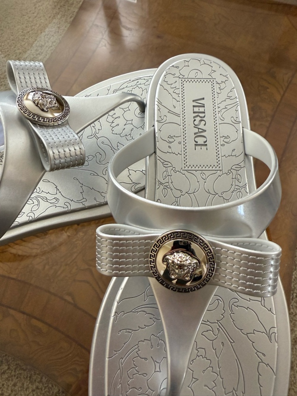 🩶 Versace Palazzo Silver Metallic Ribbon Bow Medusa Flip Flops Sandal 9 🩴 - Picture 6 of 7